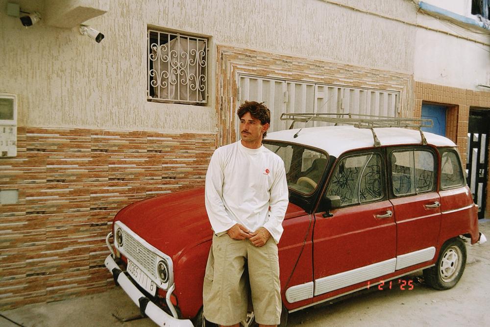 Tee-shirt blanc porté devant une Renault 4 rouge