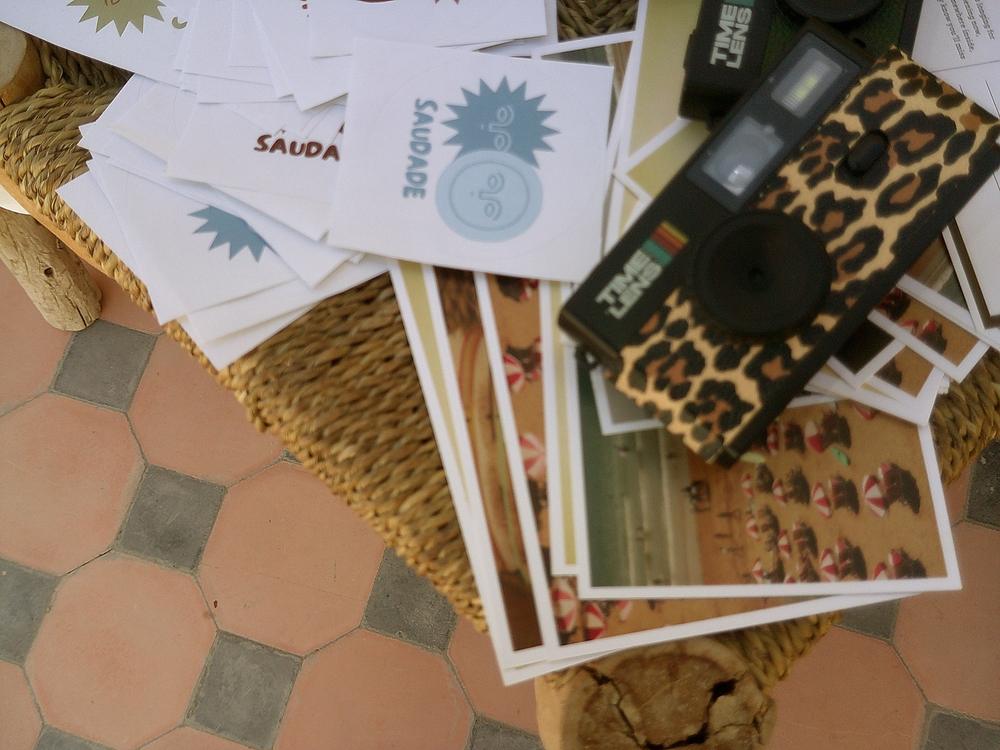 Cartes postales, stickers et appareil photo jetable sur un tabouret