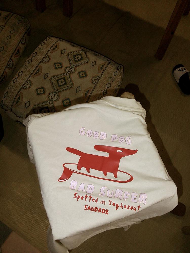 Tee-shirt Good dog, bad surfer plié sur un pouf