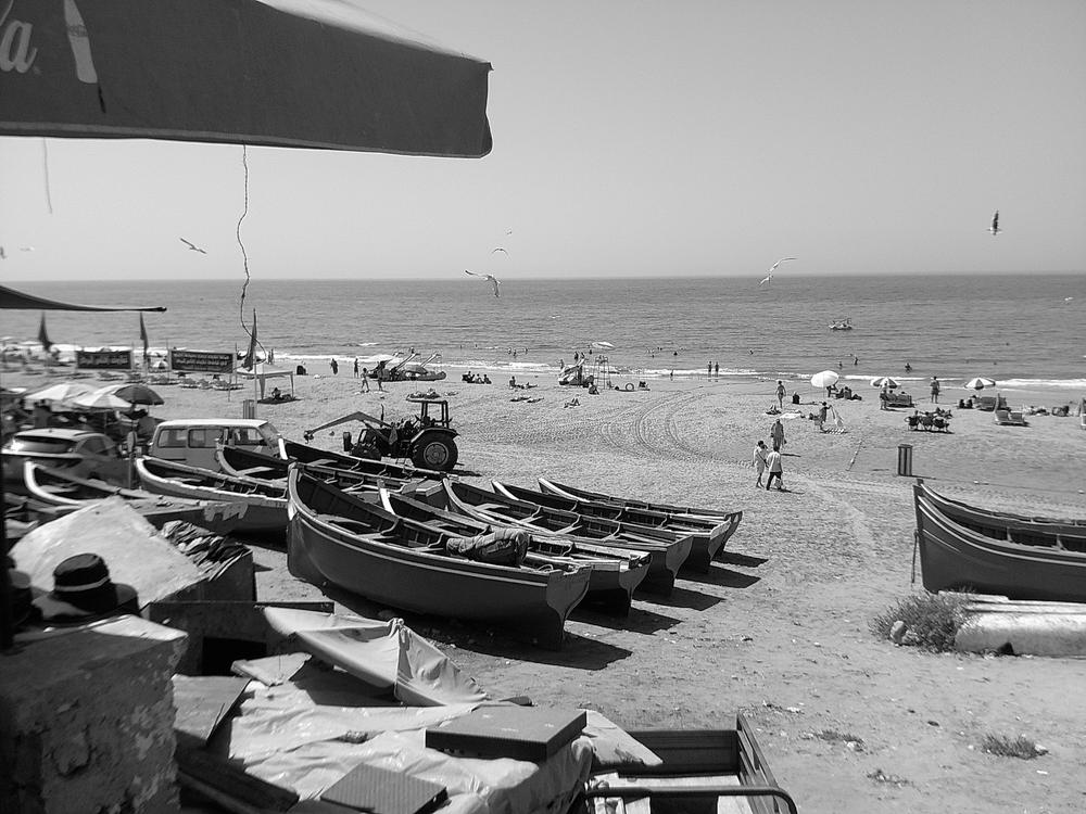 Barques de pêcheurs sur la plage, en noir et blanc