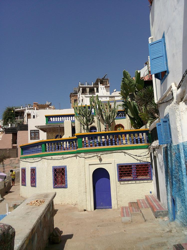 Maison colorée de Taghazout, balustrade verte et bleue