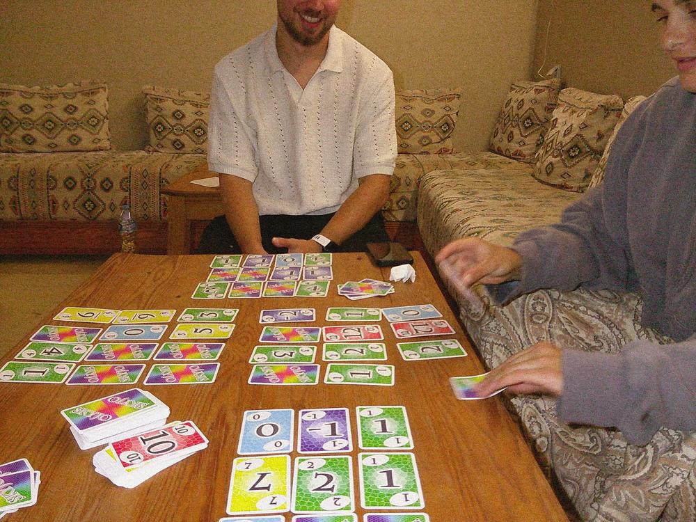 Partie de cartes Skyjo dans un salon