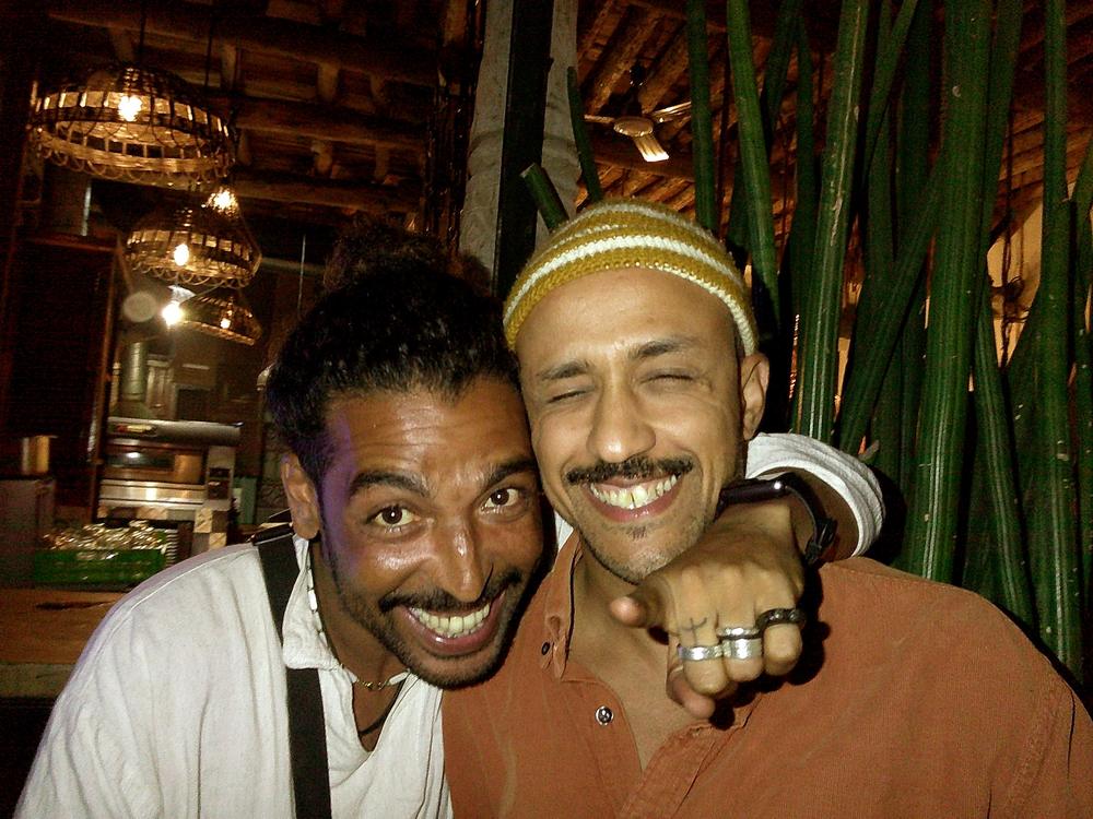 Deux amis hilares, à la tombée de la nuit
