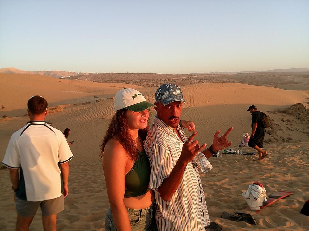 Pose sur les dunes, à la lumière dorée