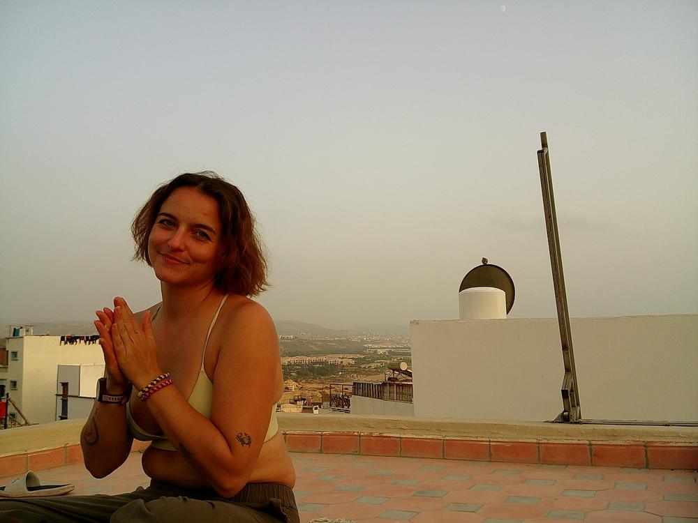 Portrait sur un toit-terrasse, mains jointes