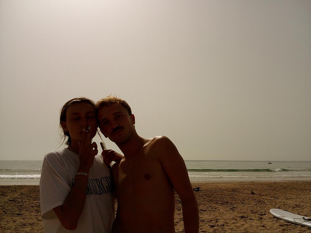 Deux amis sur la plage, à contre-jour
