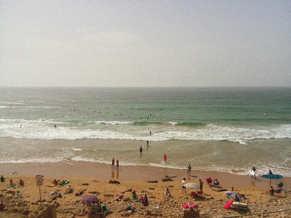 Surfeurs et baigneurs sur la plage, grain argentique