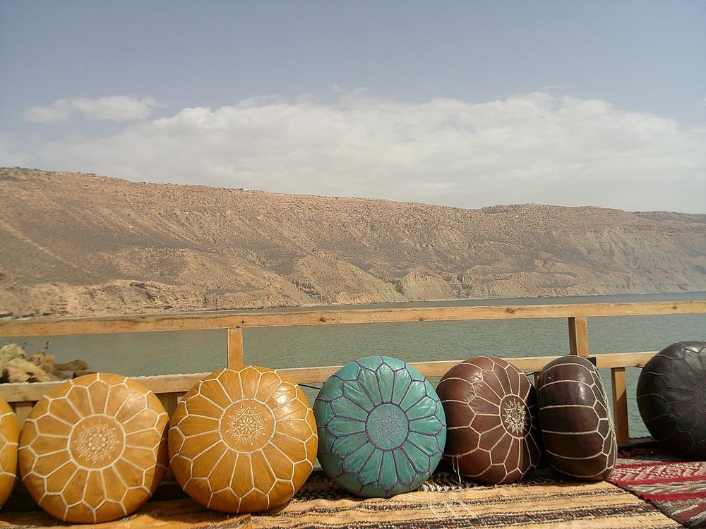 Poufs en cuir devant la baie