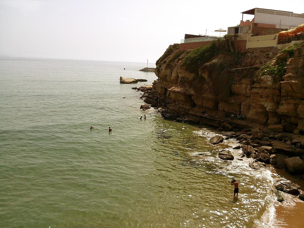 Falaise et eau claire, des baigneurs