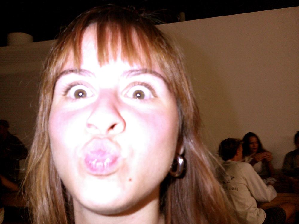 Grimace en gros plan, flash de nuit