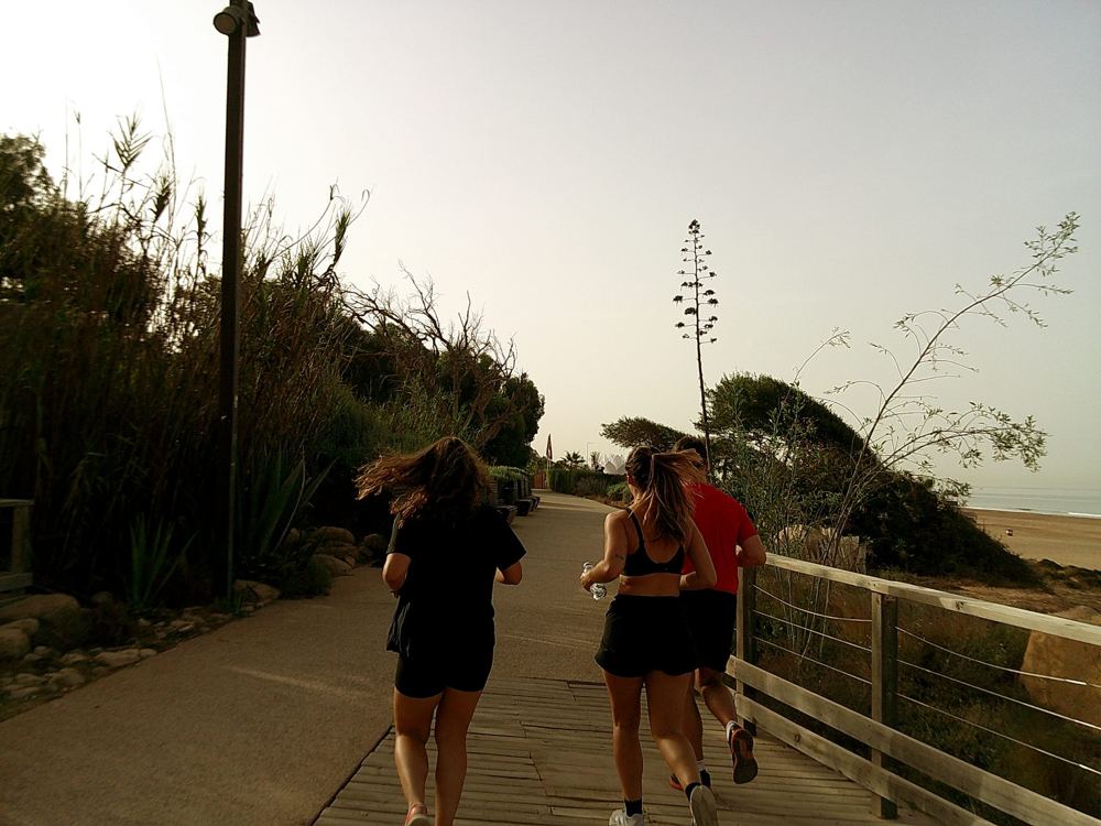 Footing sur la promenade du bord de plage