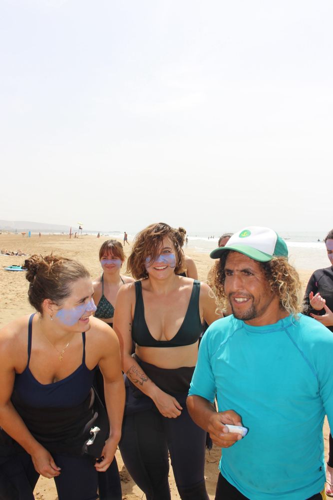 Groupe au bord de l’eau, visages peints en bleu