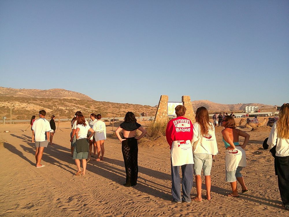 Groupe au coucher du soleil, tee-shirts noués à la taille