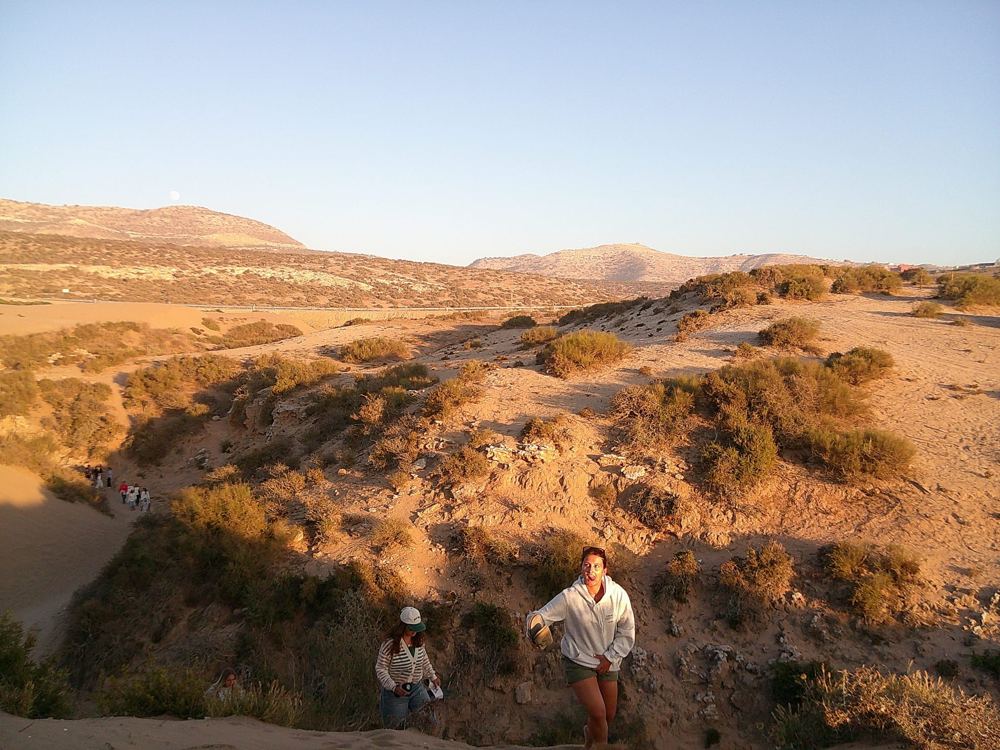 Montée dans les dunes, lumière dorée