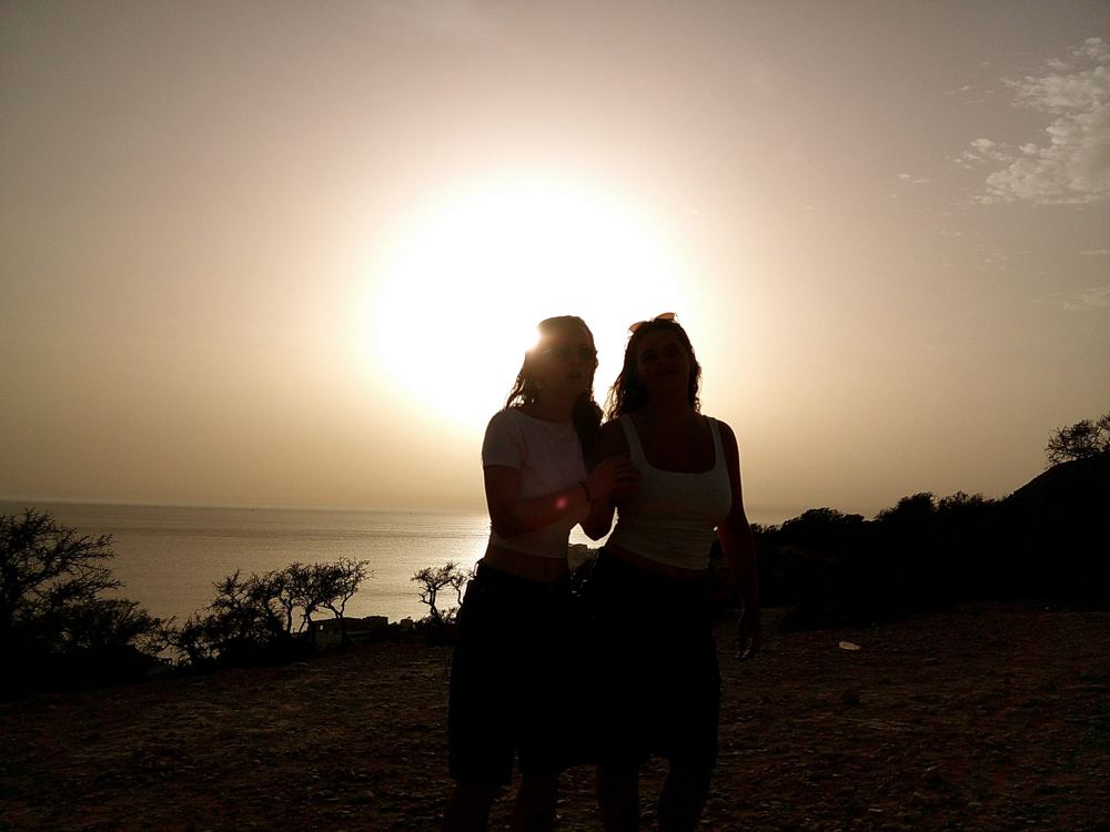 Deux silhouettes à contre-jour devant le soleil