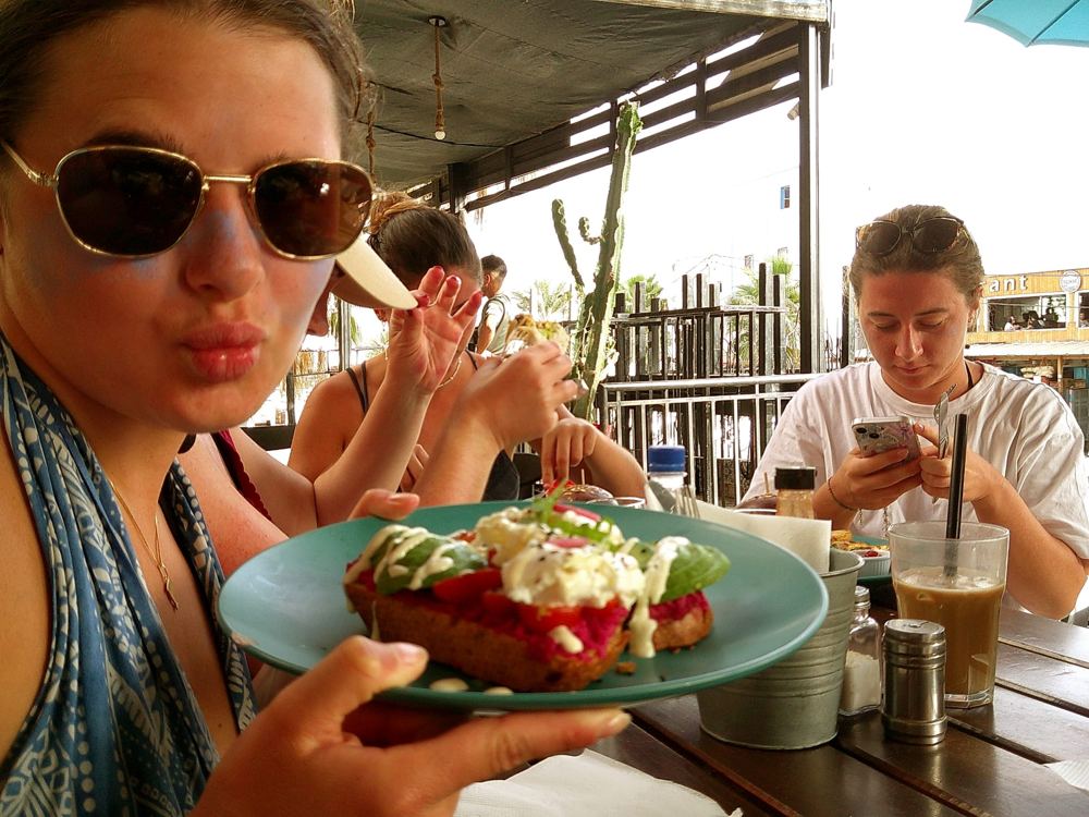 Toast à l’avocat et lunettes, déjeuner en terrasse