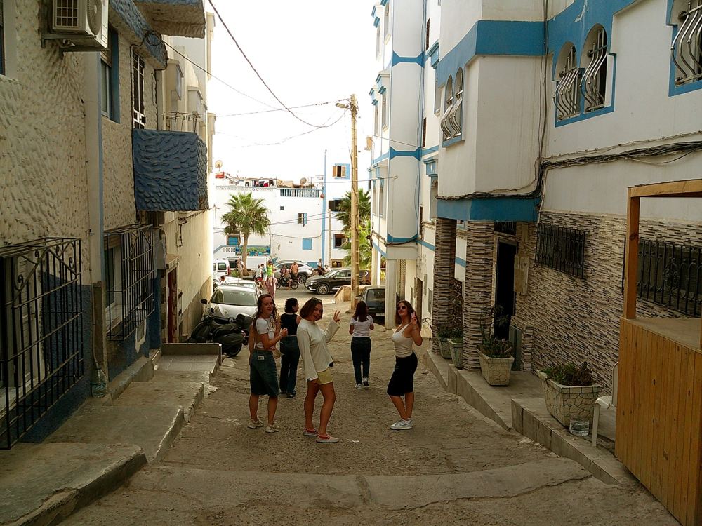 Ruelle bleue et blanche, signes de la main
