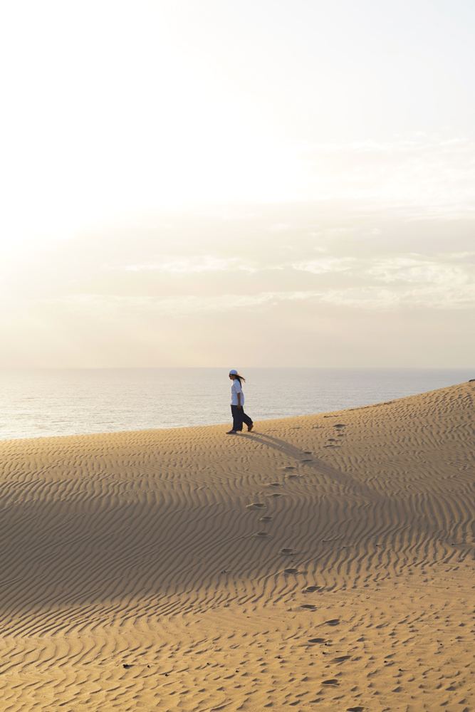 Marche en solitaire sur la dune, face à la mer