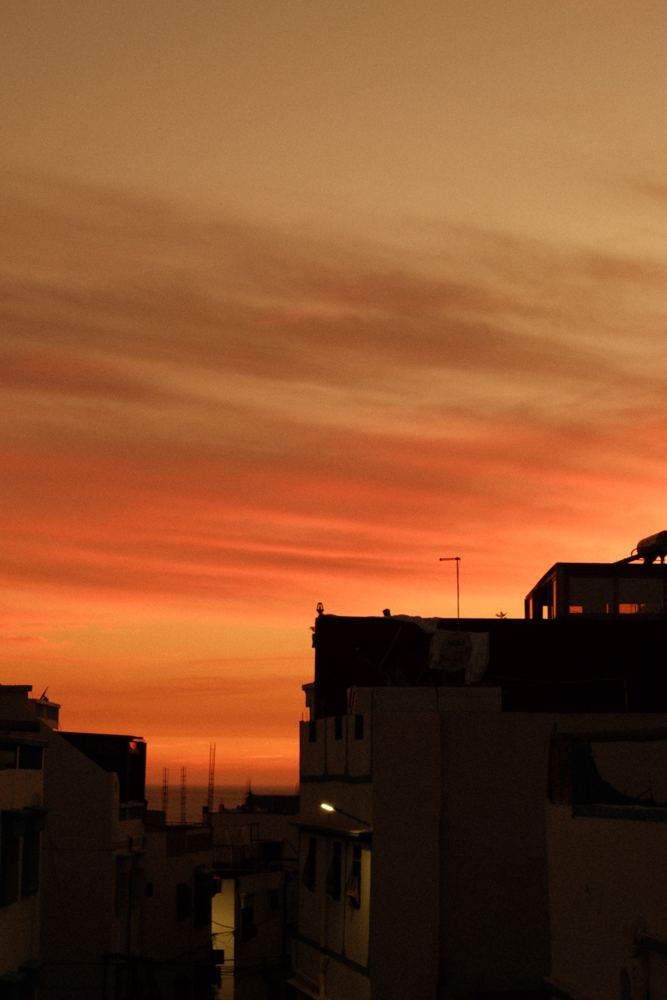 Coucher de soleil orange sur les toits