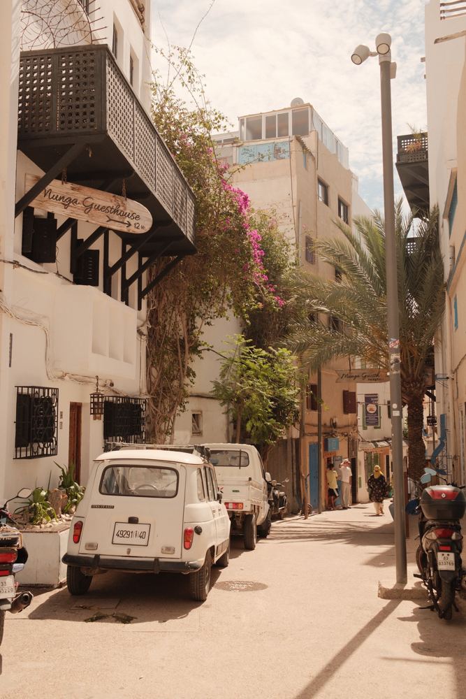 Ruelle, Renault 4 blanche et bougainvillier