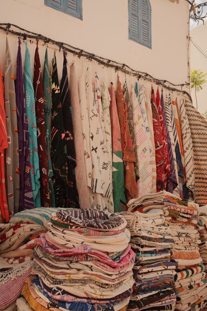 Tapis et couvertures colorés accrochés au mur