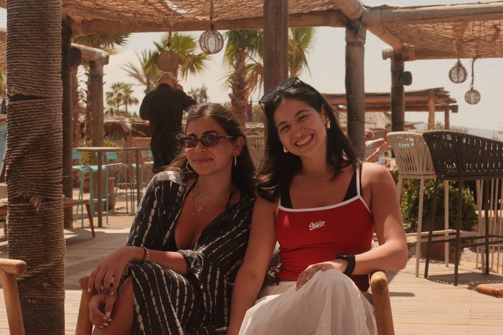 Deux amies assises à l’ombre d’une paillote