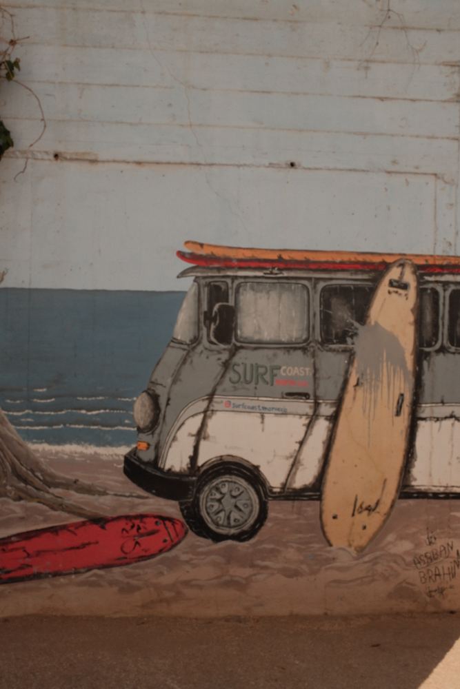 Fresque d’un van de surf sur un mur