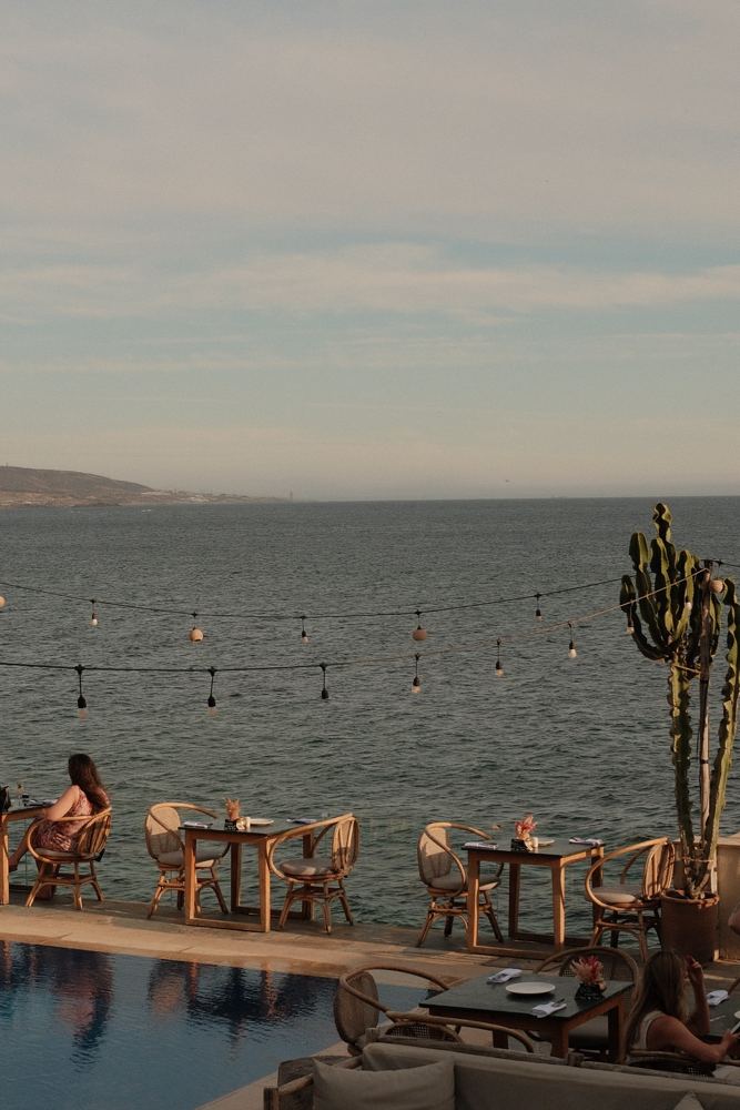 Terrasse face à la mer, guirlandes lumineuses