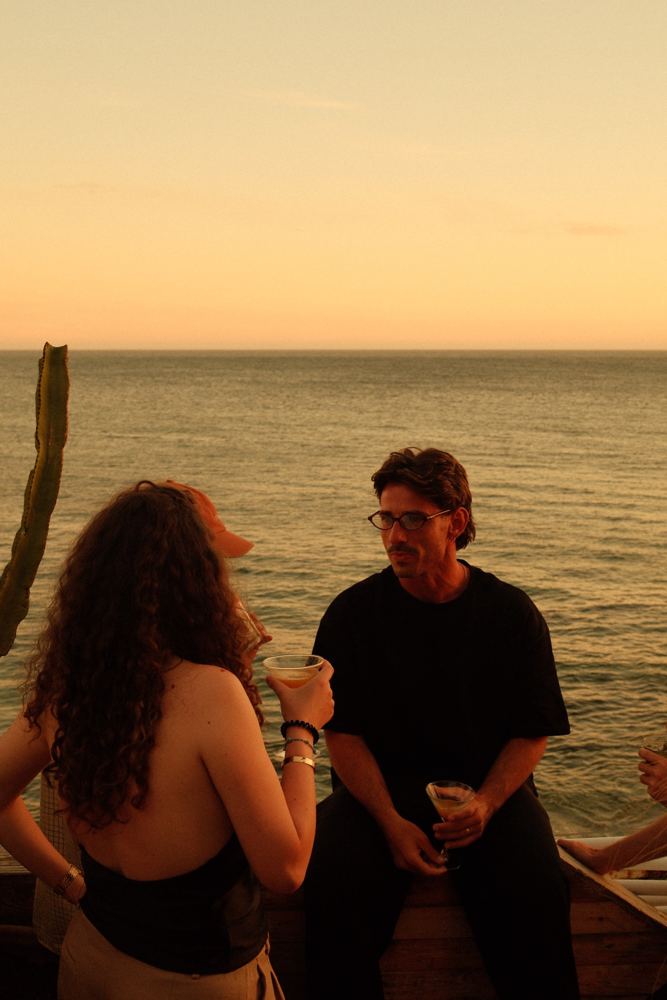 Cocktails face à la mer au coucher du soleil