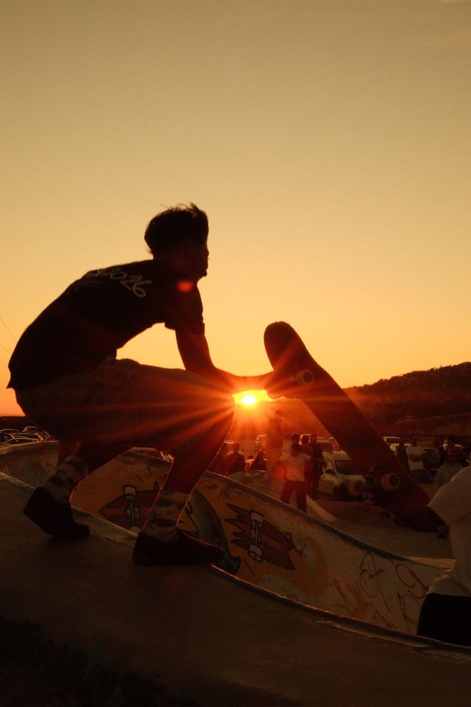 Skateur en contre-jour, soleil dans le bowl